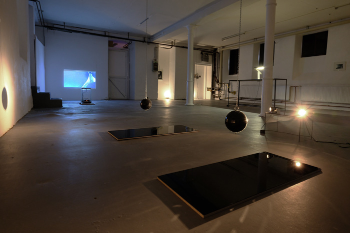 Input Output, Schwarz